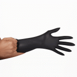 Los guantes de nitrilo negro Framar Midnight Mitts Talla M son el aliado esencial para estilistas y peluqueros que buscan combinar protección y comodidad. Ideales para procedimientos técnicos, coloración, decoloración y trabajos químicos, estos guantes brindan seguridad sin comprometer la precisión del tacto. Su composición de nitrilo de alta resistencia, libre de polvo y con superficie suave, los hace ideales para pieles sensibles. El diseño anatómico de la talla M proporciona un ajuste perfecto para manos medianas, favoreciendo la movilidad y el control en cada técnica. Su elasticidad permite trabajar con confianza durante largas jornadas, sin desgarros ni incomodidad. El color negro elegante y profesional es perfecto para disimular manchas de tintura, manteniendo una imagen limpia frente al cliente. La presentación en caja de 100 unidades asegura abastecimiento constante en salones, escuelas de peluquería o estudios de estilismo independiente. Además, son ambidiestros, fáciles de colocar y retirar, lo que los convierte en una excelente opción también para estudiantes de peluquería que están perfeccionando sus técnicas y requieren una protección efectiva. La Beaute, como distribuidor oficial de Framar en Chile, garantiza que cada producto que llega a tus manos cumple con los estándares de calidad que tu trabajo profesional merece. Haz de tu espacio de trabajo un lugar más seguro y profesional con los guantes Framar Talla M: comodidad, resistencia y estilo en un solo producto.