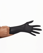 Los guantes de nitrilo negro Framar Midnight Mitts Talla M son el aliado esencial para estilistas y peluqueros que buscan combinar protección y comodidad. Ideales para procedimientos técnicos, coloración, decoloración y trabajos químicos, estos guantes brindan seguridad sin comprometer la precisión del tacto. Su composición de nitrilo de alta resistencia, libre de polvo y con superficie suave, los hace ideales para pieles sensibles. El diseño anatómico de la talla M proporciona un ajuste perfecto para manos medianas, favoreciendo la movilidad y el control en cada técnica. Su elasticidad permite trabajar con confianza durante largas jornadas, sin desgarros ni incomodidad. El color negro elegante y profesional es perfecto para disimular manchas de tintura, manteniendo una imagen limpia frente al cliente. La presentación en caja de 100 unidades asegura abastecimiento constante en salones, escuelas de peluquería o estudios de estilismo independiente. Además, son ambidiestros, fáciles de colocar y retirar, lo que los convierte en una excelente opción también para estudiantes de peluquería que están perfeccionando sus técnicas y requieren una protección efectiva. La Beaute, como distribuidor oficial de Framar en Chile, garantiza que cada producto que llega a tus manos cumple con los estándares de calidad que tu trabajo profesional merece. Haz de tu espacio de trabajo un lugar más seguro y profesional con los guantes Framar Talla M: comodidad, resistencia y estilo en un solo producto.