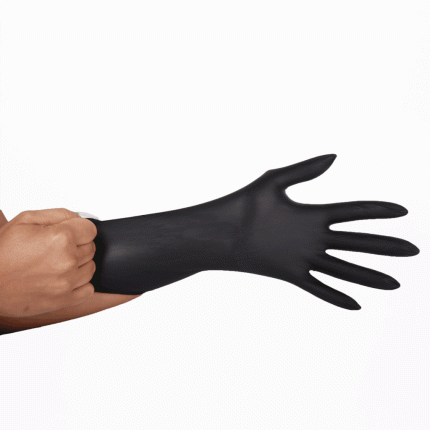 Los guantes de nitrilo negro Framar Midnight Mitts Talla M son el aliado esencial para estilistas y peluqueros que buscan combinar protección y comodidad. Ideales para procedimientos técnicos, coloración, decoloración y trabajos químicos, estos guantes brindan seguridad sin comprometer la precisión del tacto. Su composición de nitrilo de alta resistencia, libre de polvo y con superficie suave, los hace ideales para pieles sensibles. El diseño anatómico de la talla M proporciona un ajuste perfecto para manos medianas, favoreciendo la movilidad y el control en cada técnica. Su elasticidad permite trabajar con confianza durante largas jornadas, sin desgarros ni incomodidad. El color negro elegante y profesional es perfecto para disimular manchas de tintura, manteniendo una imagen limpia frente al cliente. La presentación en caja de 100 unidades asegura abastecimiento constante en salones, escuelas de peluquería o estudios de estilismo independiente. Además, son ambidiestros, fáciles de colocar y retirar, lo que los convierte en una excelente opción también para estudiantes de peluquería que están perfeccionando sus técnicas y requieren una protección efectiva. La Beaute, como distribuidor oficial de Framar en Chile, garantiza que cada producto que llega a tus manos cumple con los estándares de calidad que tu trabajo profesional merece. Haz de tu espacio de trabajo un lugar más seguro y profesional con los guantes Framar Talla M: comodidad, resistencia y estilo en un solo producto.